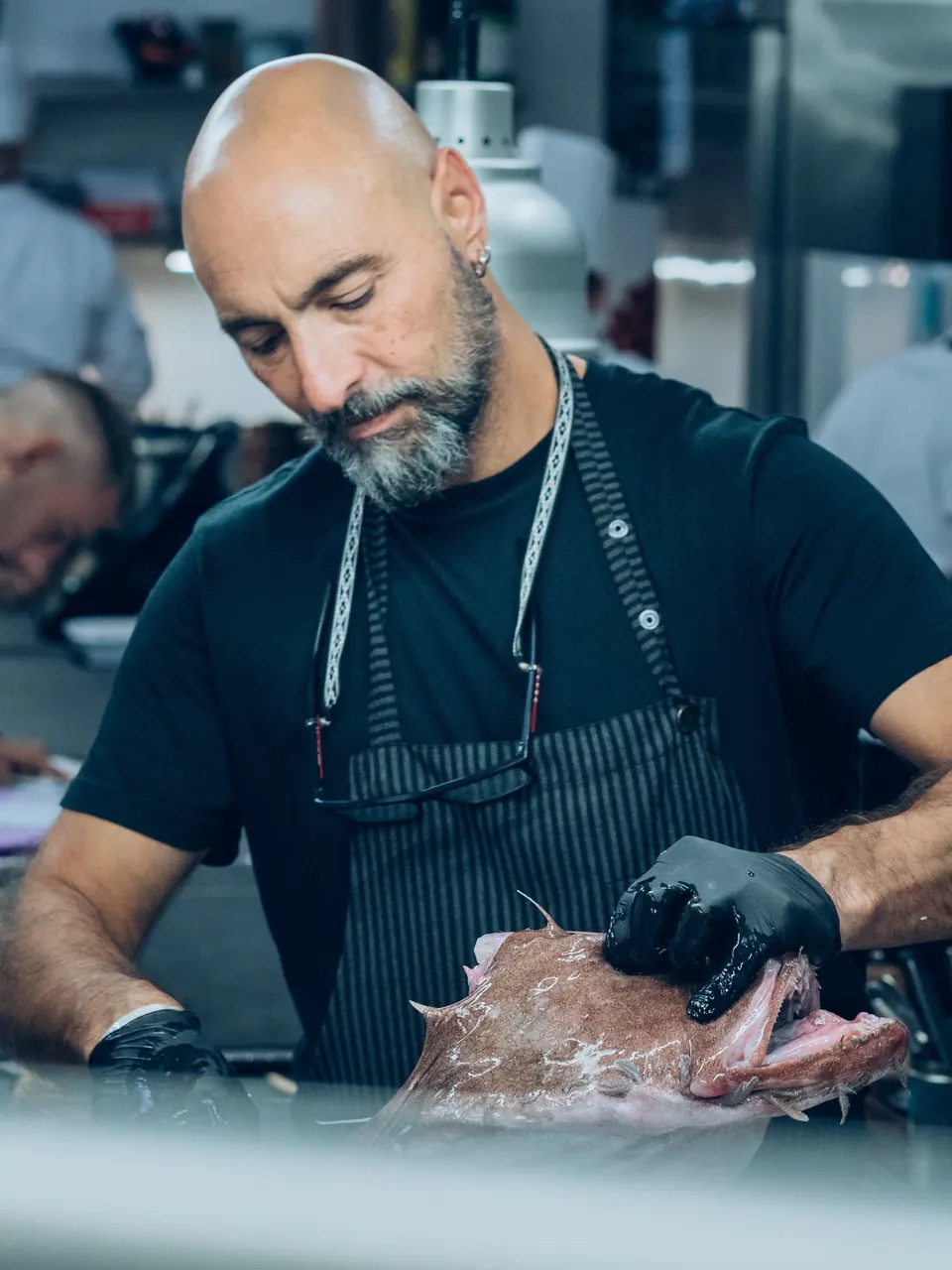 Benito Gómez prepara un pescado en la cocina