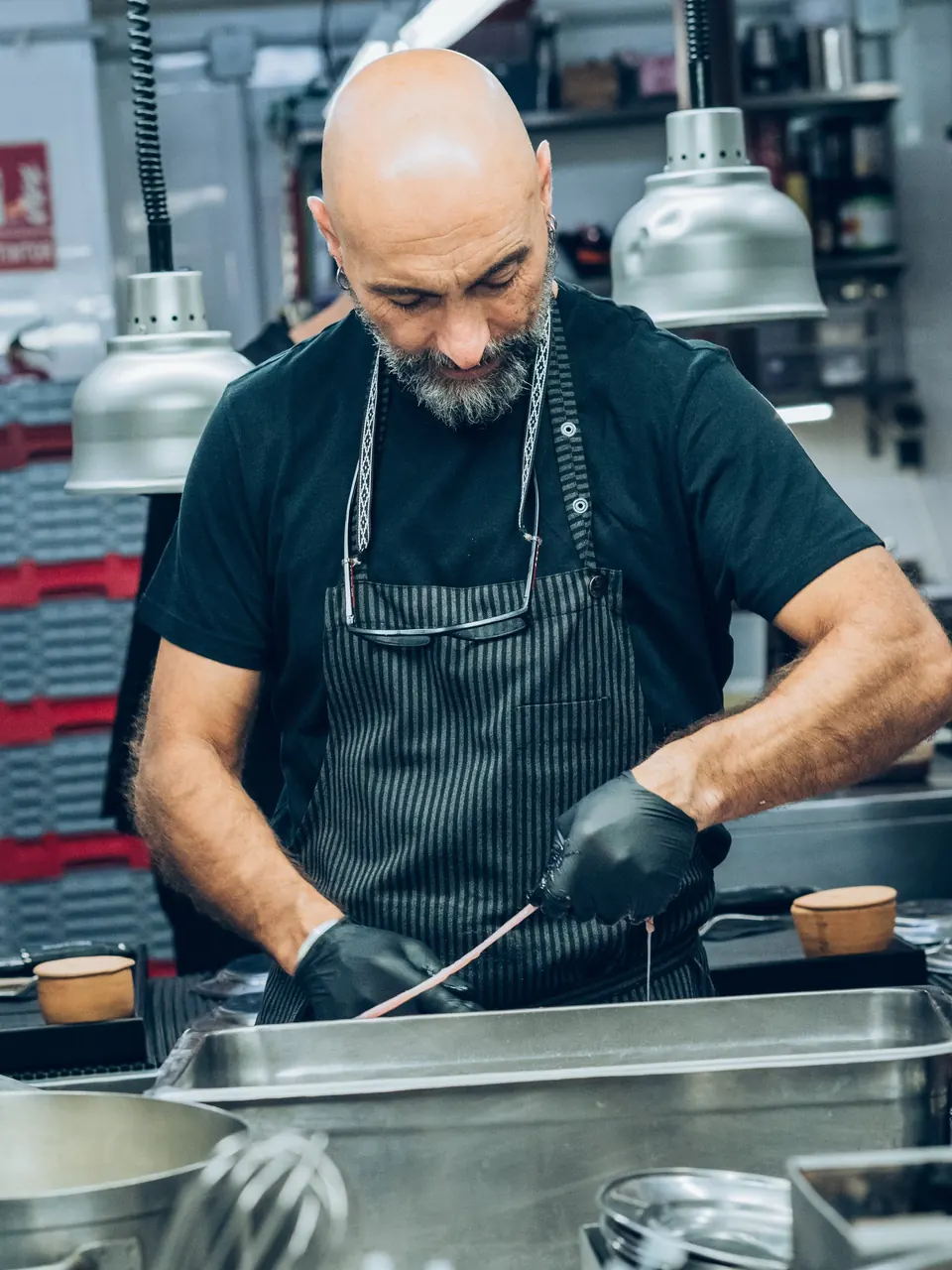 Benito Gómez trabajando en la cocina