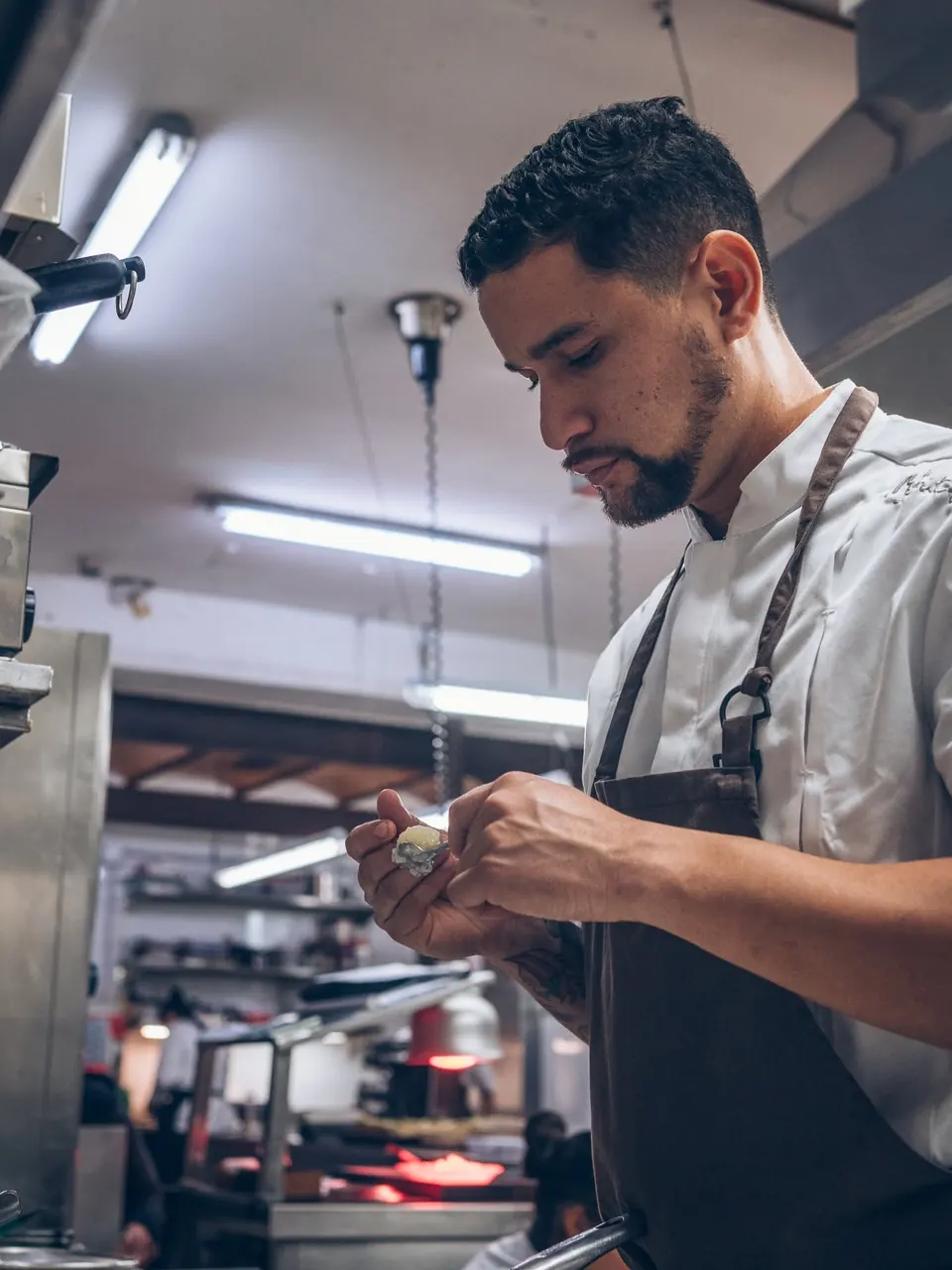 Un cocinero concentrado en el pase