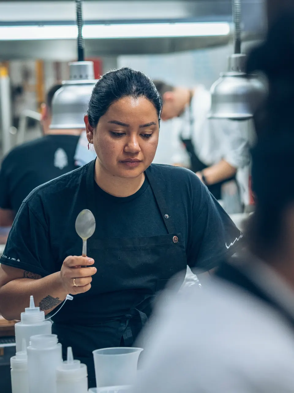 Una cocinera prueba una elaboración