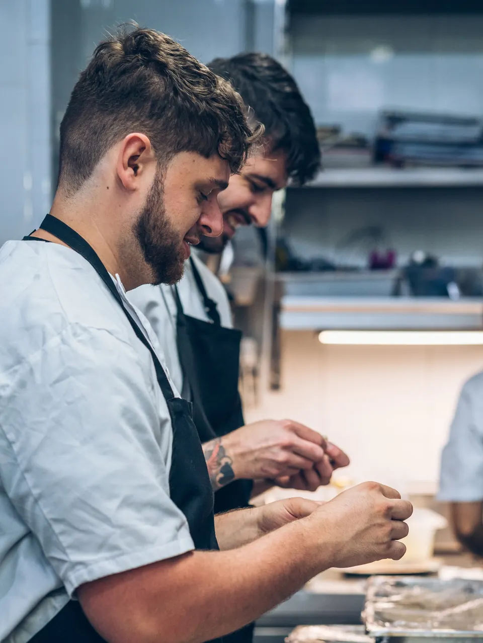 Dos cocineros en plena mise en place