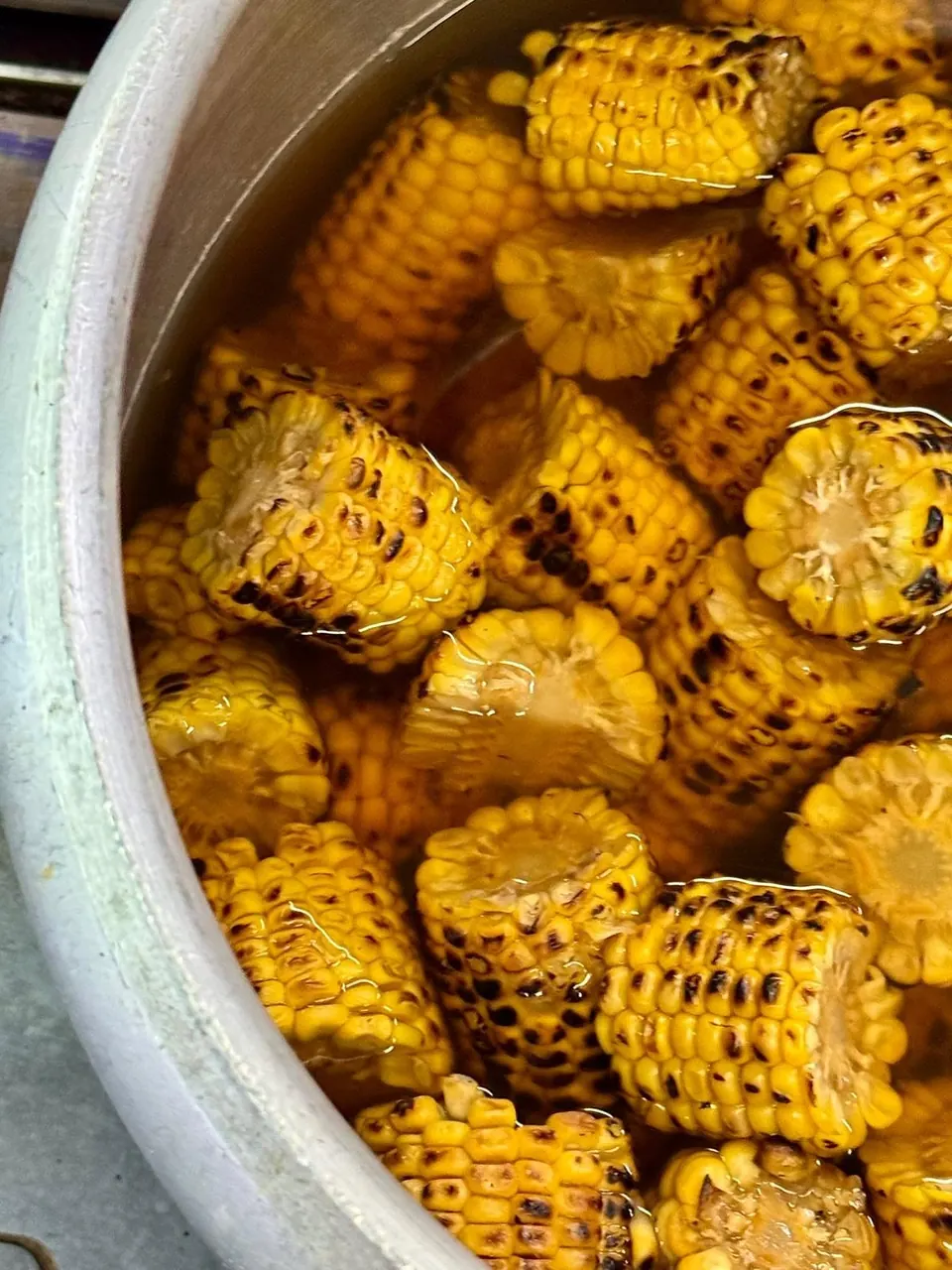 Mazorcas de maíz asadas en una olla