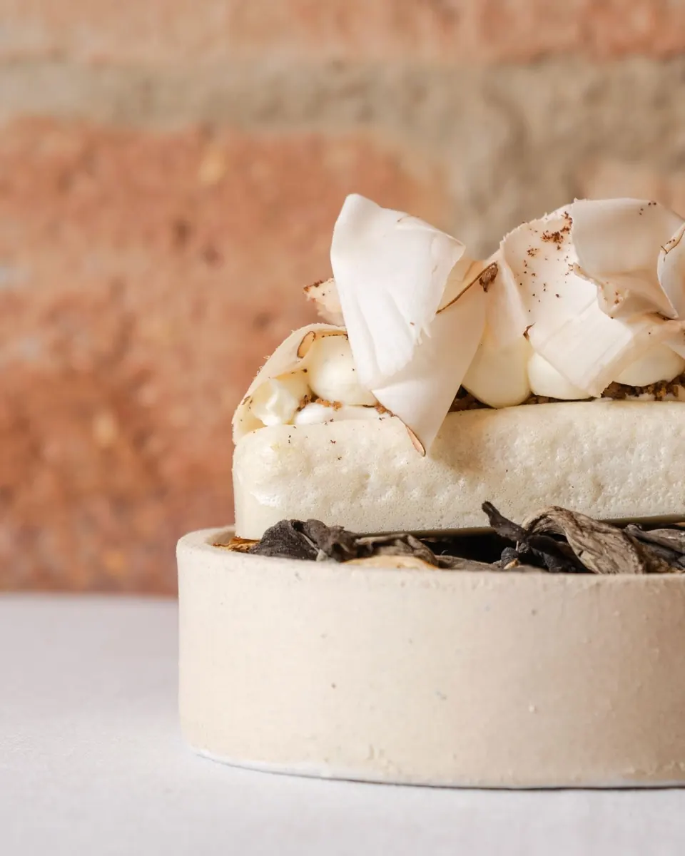 Un postre coronado con láminas finas