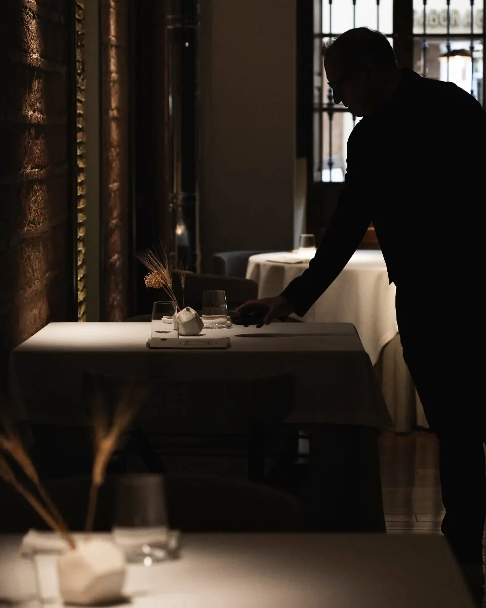 La sala de Bardal en penumbra, con una silueta junto a la ventana