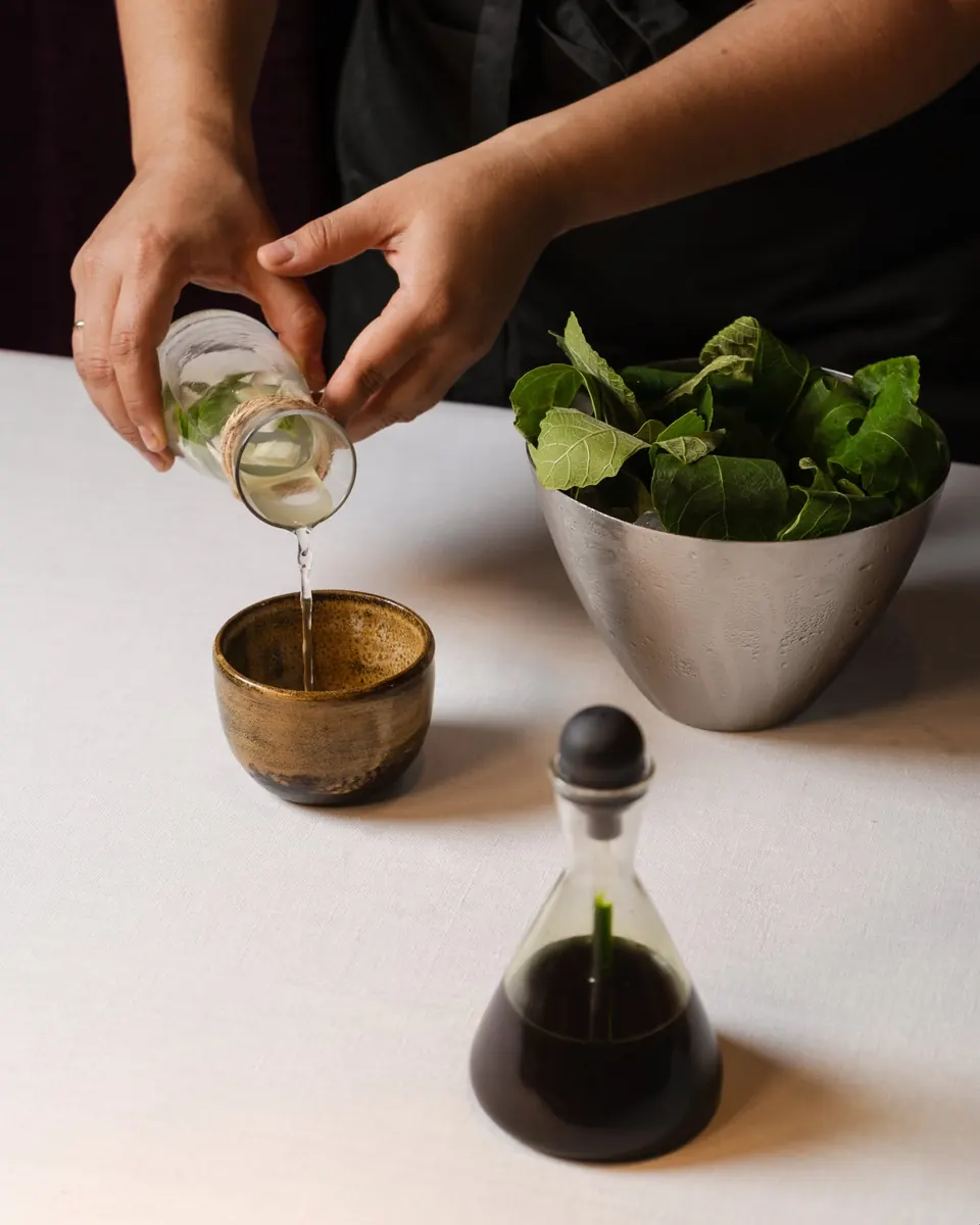 Se vierte una infusión en un cuenco de cerámica