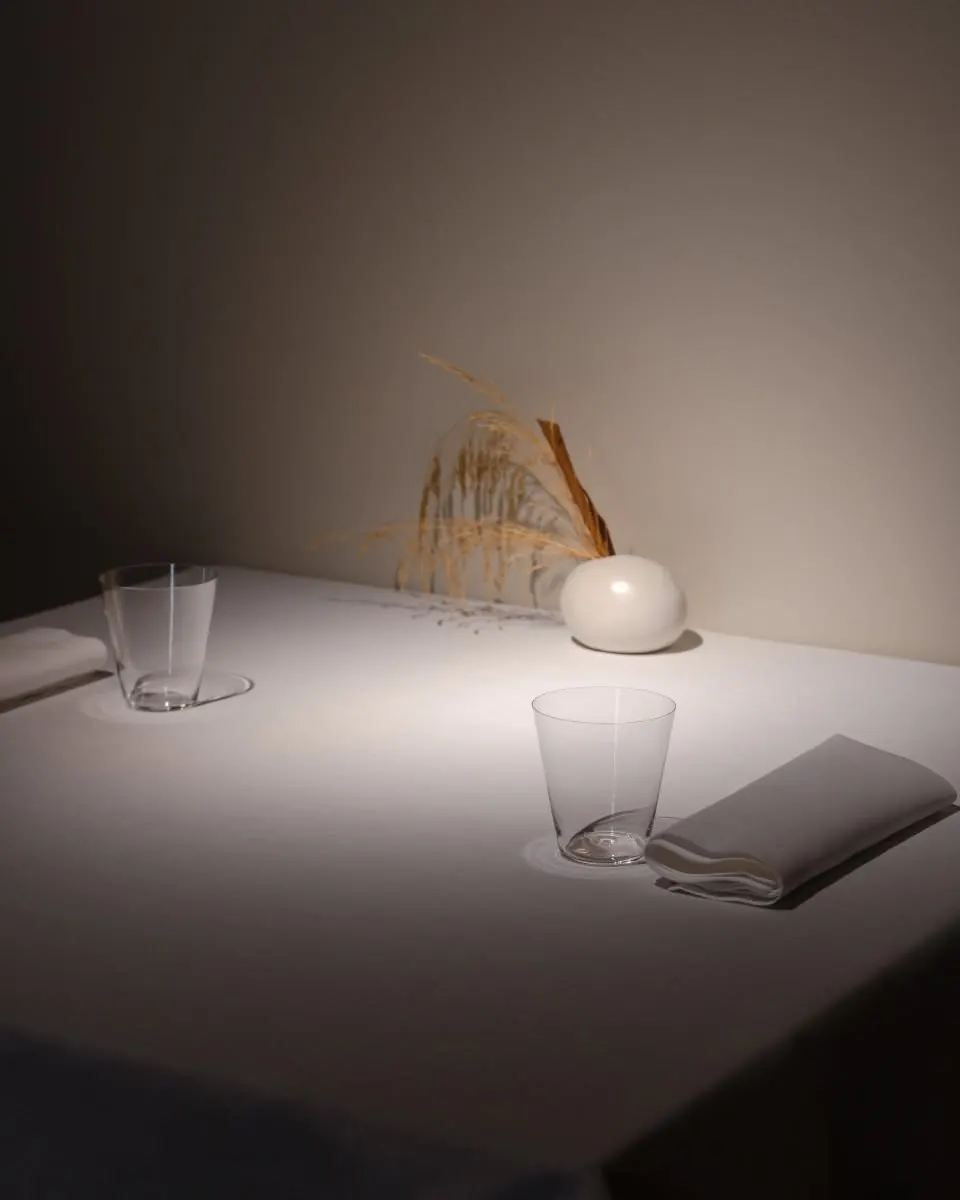Una mesa vestida bajo un haz de luz lateral